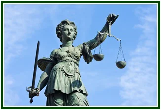 Estátua de bronze de Justitia com a balança equilibrada e a espada erguida, representando o rigor da Lei da Simetria e da justiça universal.