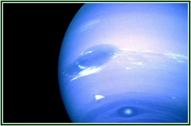 Planeta Netuno no espaço sideral ilustrando o mistério de Netuno na astrologia teosófica.
