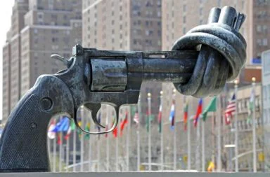 Close-up of the Non-Violence sculpture by Carl Fredrik Reuterswärd showing a bronze revolver with a knotted barrel.