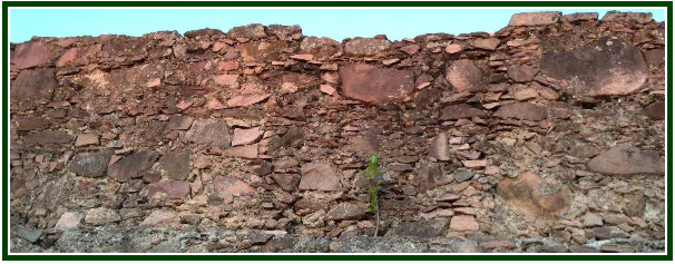 Muro de pedra fortificado sob céu azul, simbolizando o muro de proteção da humanidade e o antahkarana.