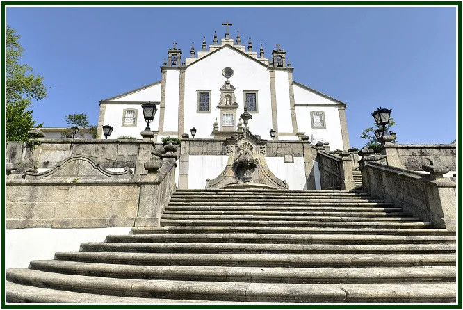 Escadaria barroca e fachada da Igreja da Misericórdia de Santa Maria da Feira, ilustrando a dualidade entre o perene e o perecível.